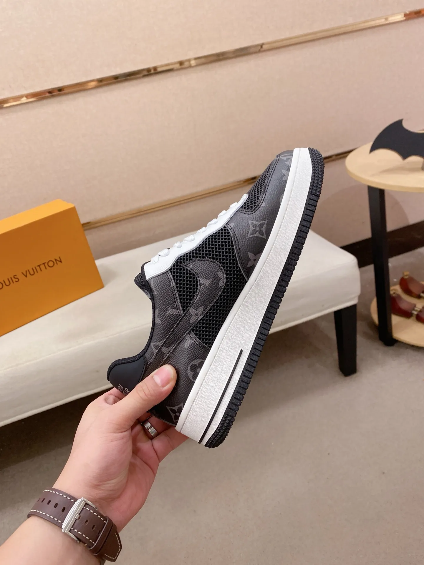 Men's shoes💰 440💰Louis Vuitton (Louis Vuitton/LV) top 🔍🔍 new models are on sale at the same time, the upper 🇮🇹 imported Italian first-layer cowhide, fully imported mesh breathable lining 💪💪, completely 1⃣️compared 1⃣️Reproduction🇮🇹💪💪, ⚠Sole: The original sole is specially provided by the original factory, the exclusive movable molded sole is super comfortable, ⚠Original factory follow-up goods, 🔍🔍high quality, you can enter and leave the counter at will, welcome to compare⚠. Code number: 38-44. Can be customized for 45 non-refundable!